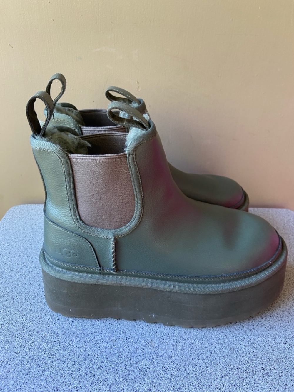 UGG Neumel Platform Chelsea Chunky Boot Green Leather Size US 6 Comfy Boots